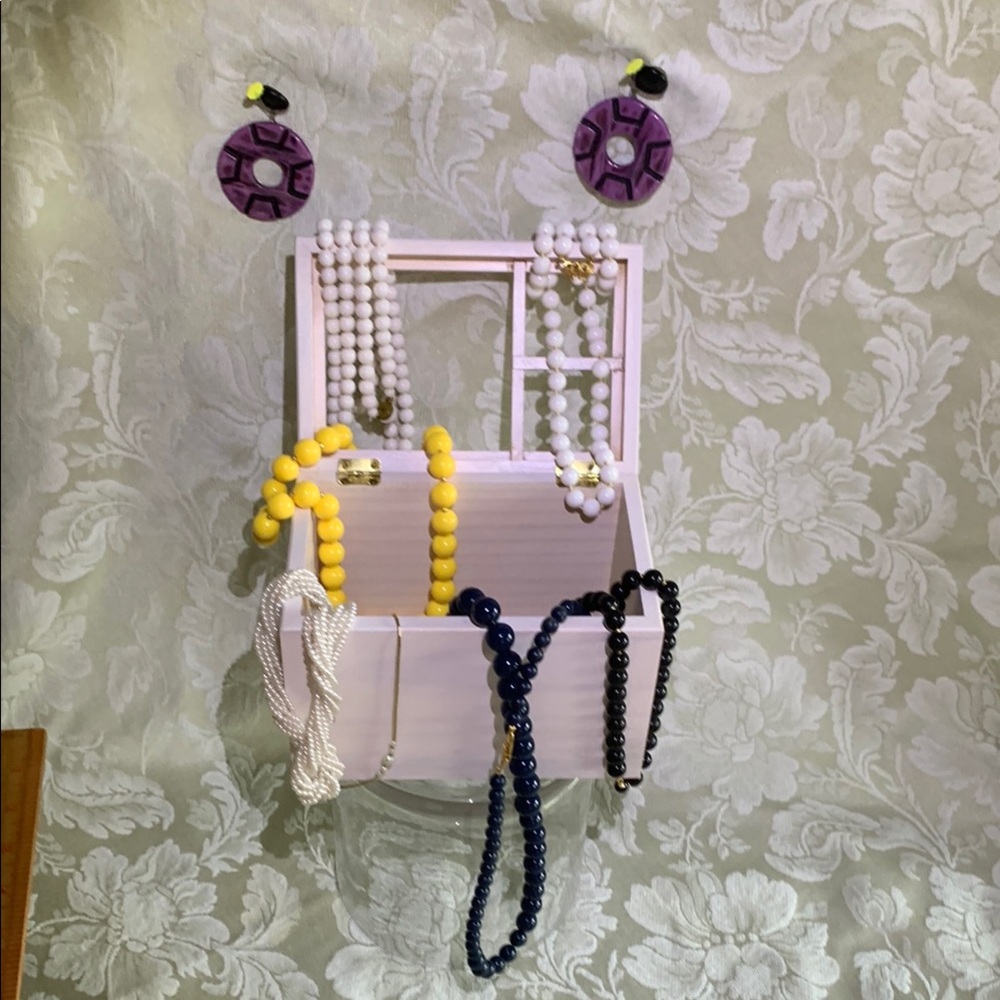 ALL OF IT 9 Pieces =1 Box & 7 Vintage Elegant Beaded Necklaces & 1 Pair Earrings